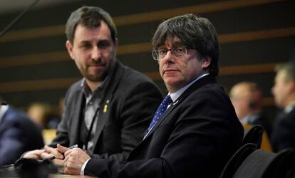 El 'expresident' de la Generalitat de Cataluña, Carles Puigdemont, junto al 'exconseller' Toni Comín.