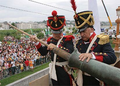 Dos artilleros cargaban ayer el cañón que anunciaría el inicio de las fiestas de San Sebastián.