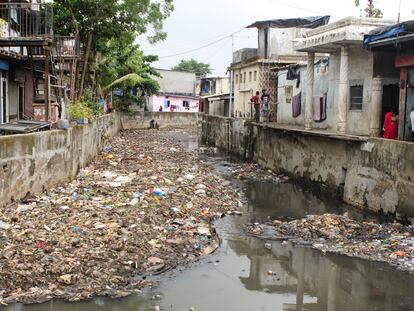 Residentes de Bombay, el pasado miércoles, junto a uno de los canales de la ciudad. Foto: A. L. M.