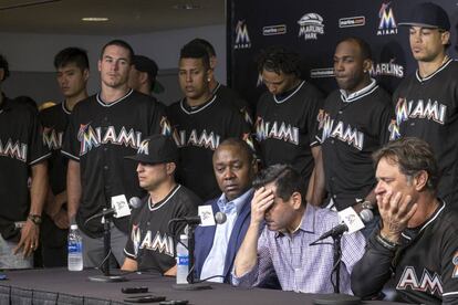 "La organización de los Miami Marlins está devastada por la trágica pérdida de José Fernández", escribió en un comunicado el equipo, cuyo partido de este domingo contra los Atlanta Braves fue cancelado tras conocerse la noticia. En la imagen, el presidente del equipo, David P. Samson (al centro), comparece para anunciar el fallecimiento del lanzador cubano.