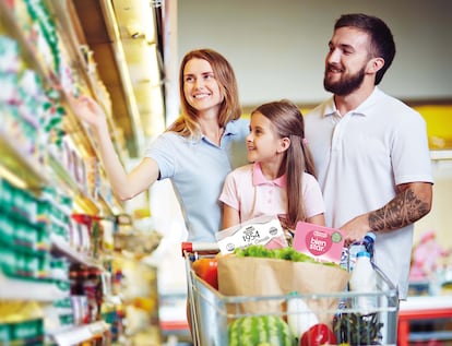 Una familia, comprando en el supermercado.