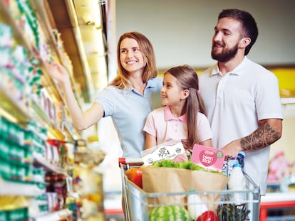 Una familia, comprando en el supermercado.