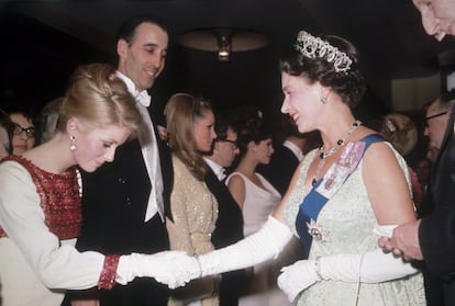 Elizabeth II greets Catherine Deneuve in London in 1966. In the background, Christopher Lee, Ursula Andress, Woody Allen and Raquel Welch.