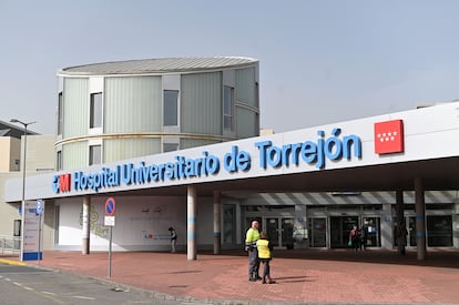 Vista exterior del Hospital Universitario de Torrejón (Madrid). Fernando Villar (EFE)