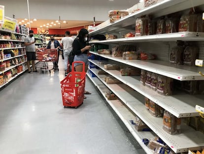 Habitantes de Cancún acudieron a los supermercados a comprar víveres y provisiones. Por la tarde, el Centro Nacional de Huracanes de Miami estableció una zona de prevención por vientos de huracán desde Río Lagartos, en Yucatán, hasta Tulum, en Quintana Roo.