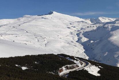 Vistas de las pistas de esquí de Sierra Nevada, con el pico Veleta al fondo