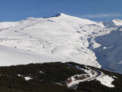 Vistas de las pistas de esquí de Sierra Nevada, con el pico Veleta al fondo