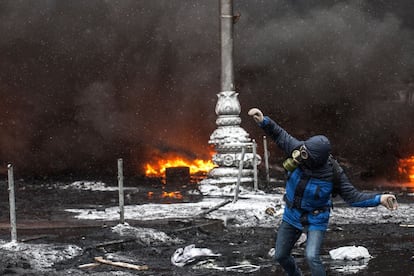 Revuelta contra el gobierno de Ucrania. Un manifestante se dispone a lanzar un cóctel molotov durante los enfrentamientos con la policía en Kiev.