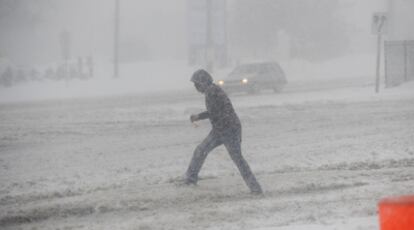 Un hombre cruza una calle en medio de una fuerte nevada en Silver Spring, en Maryland.