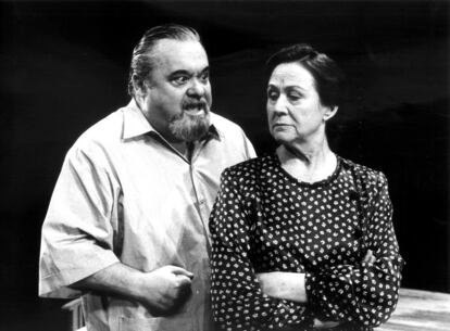 Escena de la obra  'Tots eren fills meus (Todos eran hijos míos)', de Arthur Mille con los actores Cales Canut y Julieta Serrano, en enero del 2000.