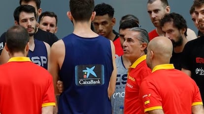 Sergio Scariolo con sus jugadores de la selección española de baloncesto en la preparación del Mundial 2023