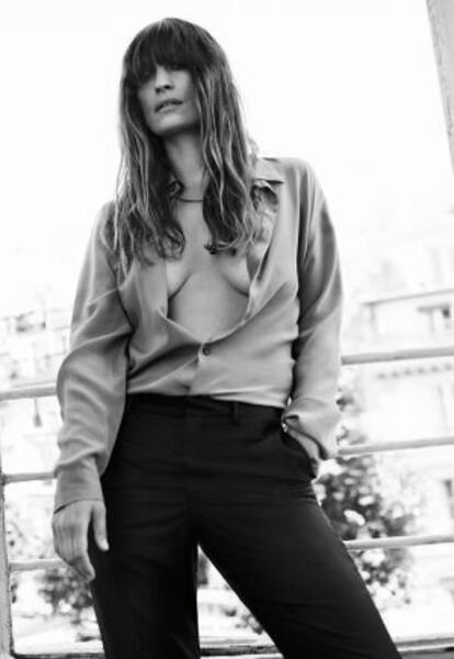Caroline viste camisa y pantalón de la colección masculina de Prada. Utilería: Agnes Sery / Asistente de fotografía: Alex Sjoeberg