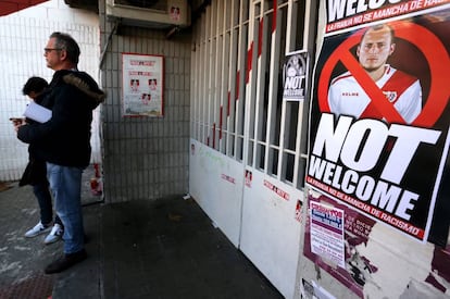 Cartazes de protesto contra Zozulya no estádio de Vallecas.