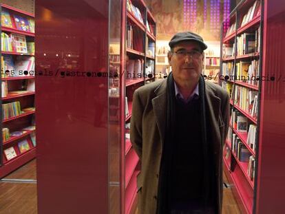 L'escriptor Octavi Monsonís en una llibreria de València.