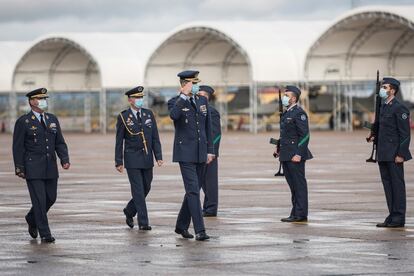 Felipe VI saluda a la formación durante su visita a la base aérea de Talavera La Real (Badajoz), el pasado 14 de diciembre.