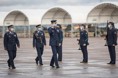 Felipe VI saluda a la formación durante su visita a la base aérea de Talavera La Real (Badajoz), el pasado 14 de diciembre.