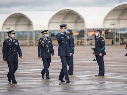 Felipe VI saluda a la formación durante su visita a la base aérea de Talavera La Real (Badajoz), el pasado 14 de diciembre.