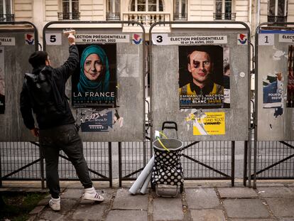 Carteles electorales que representan caricaturas de Marine Le Pen (L) y Emmanuel Macron (R) en las calles de Francia.
