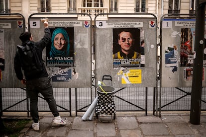 Carteles electorales que representan caricaturas de Marine Le Pen (L) y Emmanuel Macron (R) en las calles de Francia.