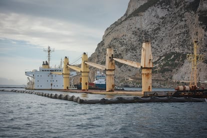 Trabajos en el barco hundido 'OS35' varado en Gibraltar.