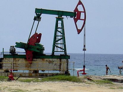 Pozos de petróleo en Santa Cruz del Norte, en Cuba.