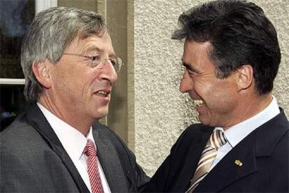 El primer ministro luxemburgués, Juncker (izquierda), con su homólogo danés, Rasmussen, ayer en Luxemburgo.
