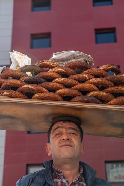 Un vendedor de 'simit' por el casco viejo de la ciudad de Ankara.