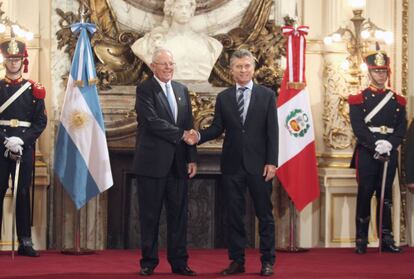 Pedro Pablo Kuczynski (izq.) y Mauricio Macri en la sede del Gobierno argentino.