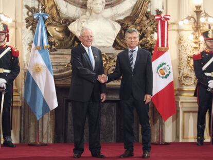 Pedro Pablo Kuczynski (izq.) y Mauricio Macri en la sede del Gobierno argentino.