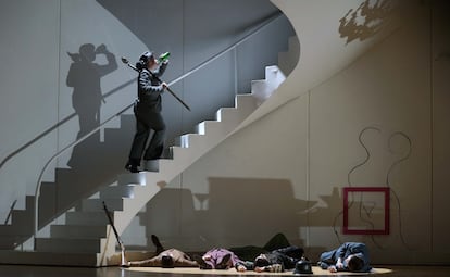 Emilio/Man Ray (Jeremy Ovenden) sube las escaleras tras fotografiar a Armindo, Rosmira, Parténope y Arsace) y cantar su aria 'Anch'io pugnar saprò' del primer acto.