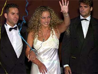 Sabrina, ganadora del concurso <i>Gran Hermano</i>, saluda al público que le esperaba a la salida de la casa.