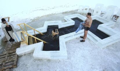 Varias personas se bañan en agua helada durante las celebraciones ortodoxas de la Epifanía, cerca de la aldea de Pilnitsa (Bielorrusia).