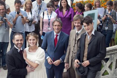 En primer plano y de izquierda a derecha, los actores Pedro Alonso, Amaia Salamanca, Eloy Azorín y Yon González, junto al alcalde de Santander, Iñigo de la Serna (en el centro).