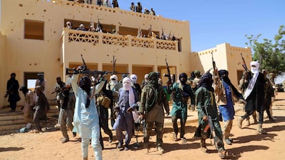 Un grupo de hombres armados en la ciudad de Menaka, entre Malí, Níger y Burkina Faso, en novembre pasado.