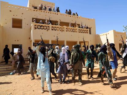 Un grupo de hombres armados en la ciudad de Menaka, entre Malí, Níger y Burkina Faso, en novembre pasado.