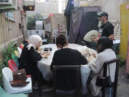 Loay Al Hadhary imparte clases de escultura a jóvenes aprendices en el espacio creativo Bait Tarkib, en Bagdad.