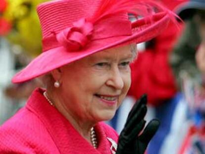 La reina Isabel II de Inglaterra muestra su felicidad ante las felicitaciones de súbditos, que con banderas inglesas y diversas pancartas.