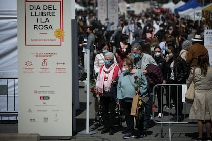 Salida de la zona perimetrada en el paseo de Gràcia de Barcelona, con un sentido único de circulación de personas.