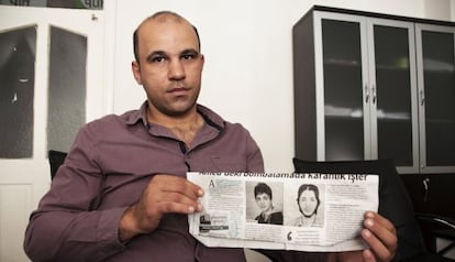 Erhan Gönder, primo de uno de los supuestos autores del atentado en Diyarbakir (Turquía), con una foto suya.