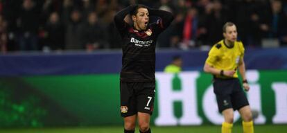 Chicharito durante un partido en la temporada