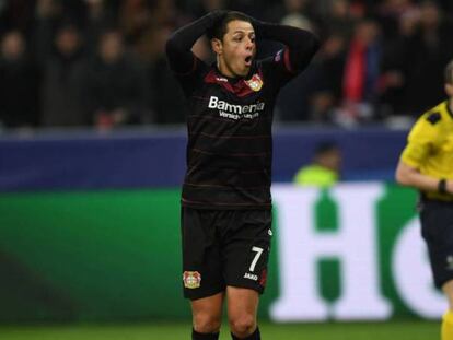 Chicharito durante un partido en la temporada