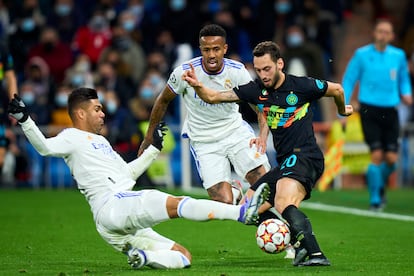 Casemiro y Militão intentan arrebatar el balón a Hakan Calhanoglu, del Inter, el pasado diciembre en el Bernabéu.