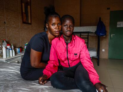 Sarr y su hija en el centro de acogida de mujeres migrantes en Córdoba, el 19 de junio.