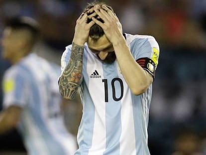 Lionel Messi leva as mãos à cabeça durante a partida contra o Chile.