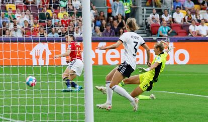 Lucía García falla una ocasión muy clara contra Alemania.