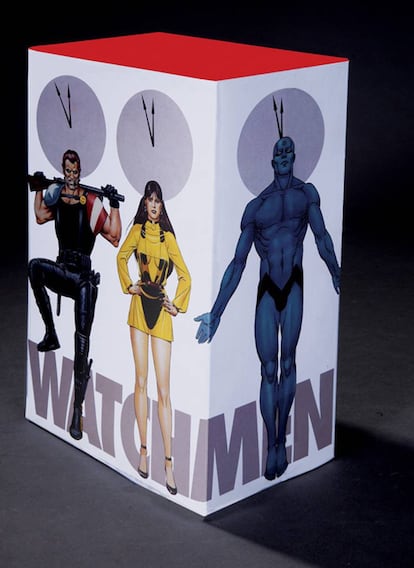 LA COVER. WATCHMEN EN 12 TOMOS. La edición para coleccionistas de la novela gráfica por excelencia, la obra maestra de Alan Moore que logró ser elegida como una de las 100 mejores novelas de todos los tiempos por la revista TIME, presentará una nueva edición dividida en 12 tomos que tiene la pinta que puedes ver en la foto de arriba.