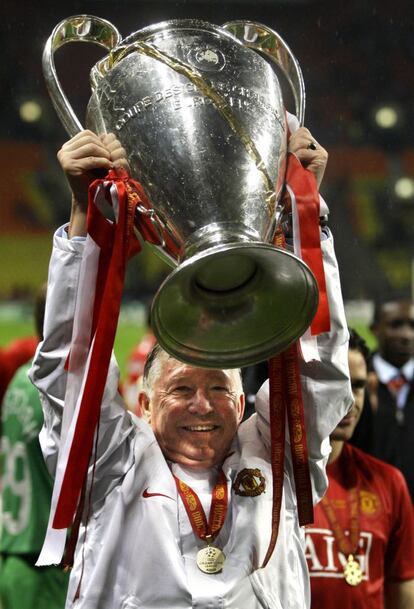 Alex Ferguson levanta el el trofeo de la Liga de Campeones después de ganar al Chelsea 6-5 en la tanda de penaltis (1-1) en el estadio Luzhniki de Moscú, en 2008. Era la segunda vez que le técnico levantaba este trofeo ya que la primera se produjo en la temporada 98/99.