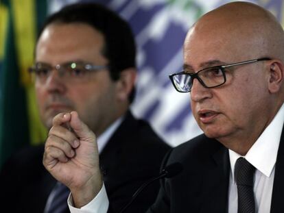 Os ministros Nelson Barbosa e Valdir Simão, ao anunciar corte de gastos na última sexta.