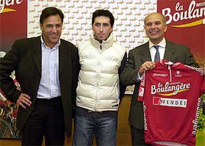 Joseba Beloki (en el centro), junto a los responsables del equipo La Boulangère: Bernaudeau (a la izquierda) y Raimbaud.