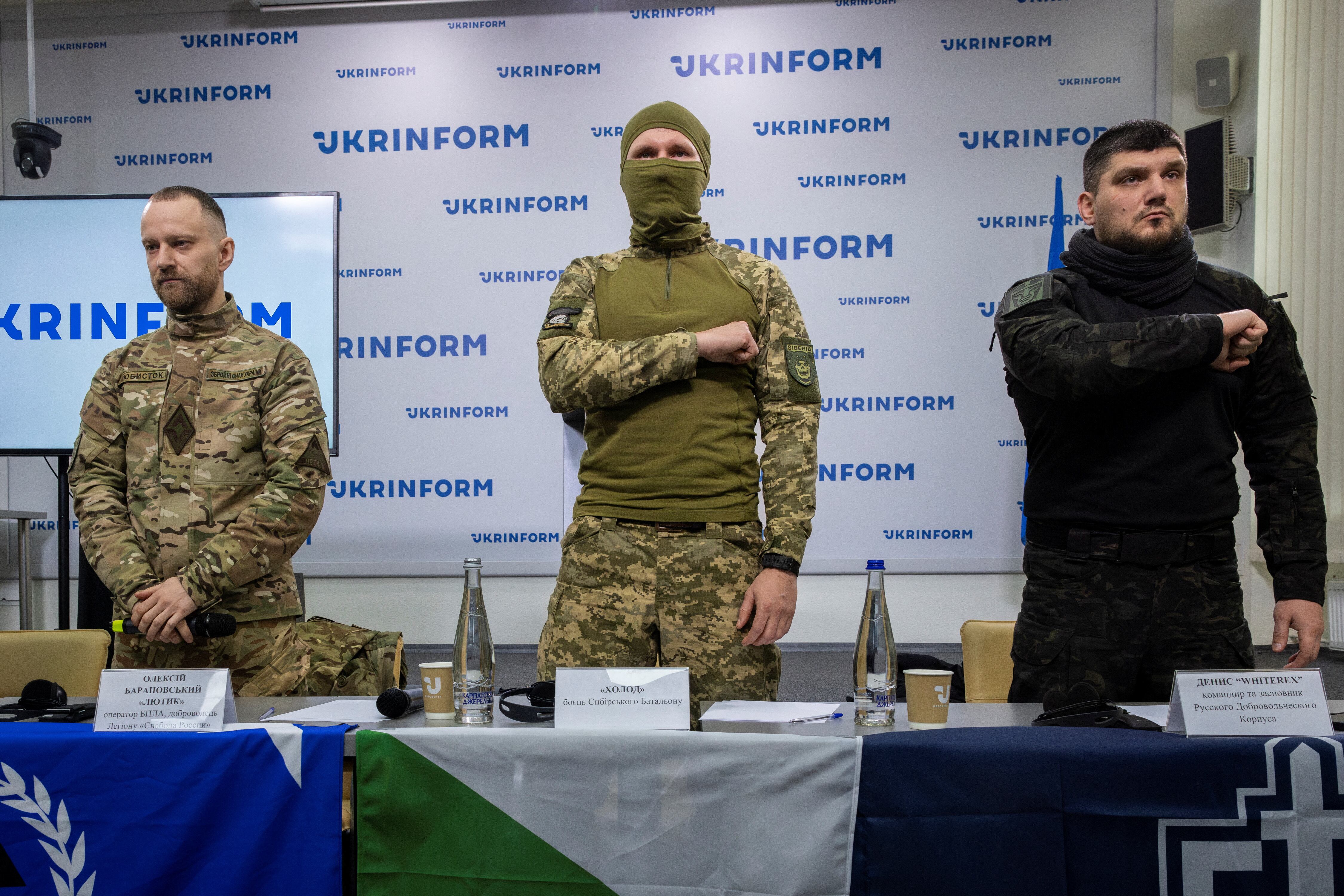 Representantes de los tres grupos paramilitares rusos que combaten por Ucrania, el 21 de marzo en una rueda de prensa en Kiev.